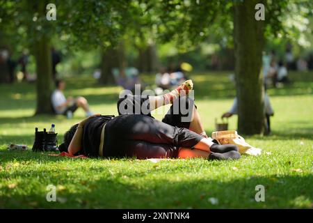 Die Menschen genießen das warme Wetter im St James' Park, London. Bilddatum: Freitag, 2. August 2024. Stockfoto