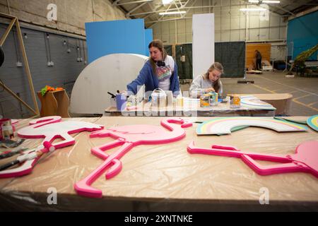 Grace Evans hilft ihrer Mutterkünstlerin Rachel Smith Evans bei der „Lover“-Installation bei Make CIC, das ein Arbeitsbereich in Liverpool ist, wo Künstler in Th sind Stockfoto