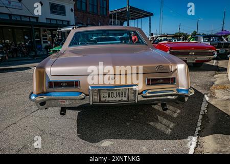 Gulfport, MS - 01. Oktober 2023: Hochperspektivische Rückansicht eines 1964 Buick Riviera Hardtop Coupés auf einer lokalen Autoshow. Stockfoto