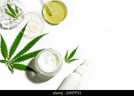 Hanf-Cannabisblätter und Kosmetikprodukte, cbd-Öl in Flasche und Kapseln, Gesichtscreme und Serum isoliert auf weißem Hintergrund, Kopierraum. Bioresear Stockfoto
