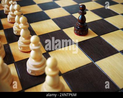 Foto einer Nahaufnahme eines schwarzen Schachspielerzuges Die Spielsteine des Gegners Stockfoto