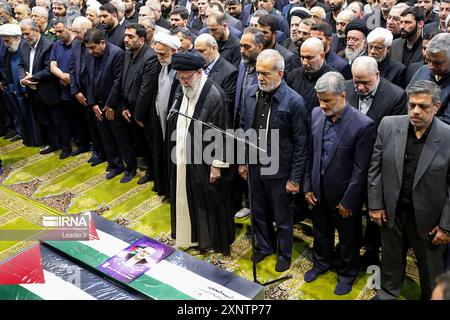 Ein vom Büro des obersten iranischen Führers Ayatollah Ali Chamenei bereitgestelltes Foto zeigt ihn (C), der das Gebet neben dem iranischen Präsidenten Masoud Pezeshkian (C-R) über dem Sarg des verstorbenen Hamas-Führers Ismail Haniyeh und seines Leibwächters während seiner Begräbnisprozession am Donnerstag, dem 1. August 2024 in Teheran leitet. vor seiner Beerdigung in Katar. Der Iran veranstaltete Beerdigungszüge mit Rache nach der Ermordung des politischen Häuptlings der Hamas Ismail Haniyeh in Teheran in einem Streik, der Israel beschuldigt wurde. Foto der Nachrichtenagentur der Islamischen Republik IRNA/UPI Stockfoto