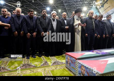 Ein vom Büro des obersten iranischen Führers Ayatollah Ali Chamenei bereitgestelltes Foto zeigt ihn (4-R), der das Gebet neben dem iranischen Präsidenten Masoud Pezeshkian (3-R) über dem Sarg des verstorbenen Hamas-Führers Ismail Haniyeh und seines Leibwächters während seiner Begräbnisprozession in Teheran am Donnerstag, dem 1. August 2024, leitet. vor seiner Beerdigung in Katar. Der Iran veranstaltete Beerdigungszüge mit Rache nach der Ermordung des politischen Häuptlings der Hamas Ismail Haniyeh in Teheran in einem Streik, der Israel beschuldigt wurde. Foto der Nachrichtenagentur der Islamischen Republik IRNA/UPI Stockfoto