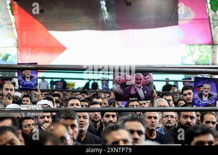 Teheran, Iran. August 2024. Die Iraner nehmen am Donnerstag, den 1. August 2024, in Teheran an einer Beerdigung des verstorbenen Hamas-Führers Ismail Haniyeh Teil, bevor er in Katar begraben wurde. Der Iran veranstaltete Beerdigungszüge mit Rache nach der Ermordung des politischen Häuptlings der Hamas Ismail Haniyeh in Teheran in einem Streik, der Israel beschuldigt wurde. Foto der Nachrichtenagentur Islamische Republik IRNA/UPI Credit: UPI/Alamy Live News Stockfoto