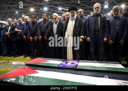 Ein vom Büro des obersten iranischen Führers Ayatollah Ali Chamenei bereitgestelltes Foto zeigt ihn (3-R), der das Gebet neben dem iranischen Präsidenten Masoud Pezeshkian (2-R) über dem Sarg des verstorbenen Hamas-Führers Ismail Haniyeh und seines Leibwächters während seiner Begräbnisprozession in Teheran am Donnerstag, dem 1. August 2024, leitet. vor seiner Beerdigung in Katar. Der Iran veranstaltete Beerdigungszüge mit Rache nach der Ermordung des politischen Häuptlings der Hamas Ismail Haniyeh in Teheran in einem Streik, der Israel beschuldigt wurde. Foto der Nachrichtenagentur der Islamischen Republik IRNA/UPI Stockfoto