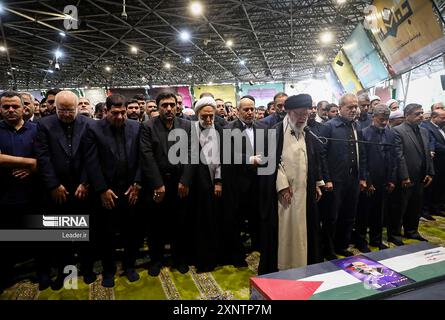 Ein vom Büro des obersten iranischen Führers Ayatollah Ali Chamenei bereitgestelltes Foto zeigt ihn (4-R), der das Gebet neben dem iranischen Präsidenten Masoud Pezeshkian (3-R) über dem Sarg des verstorbenen Hamas-Führers Ismail Haniyeh und seines Leibwächters während seiner Begräbnisprozession in Teheran am Donnerstag, dem 1. August 2024, leitet. vor seiner Beerdigung in Katar. Der Iran veranstaltete Beerdigungszüge mit Rache nach der Ermordung des politischen Häuptlings der Hamas Ismail Haniyeh in Teheran in einem Streik, der Israel beschuldigt wurde. Foto der Nachrichtenagentur der Islamischen Republik IRNA/UPI Stockfoto