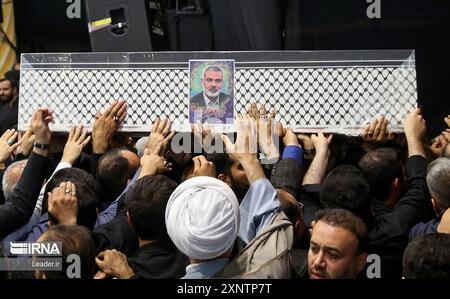 Teheran, Iran. August 2024. Die Iraner nehmen am Donnerstag, den 1. August 2024, in Teheran an einer Beerdigung des verstorbenen Hamas-Führers Ismail Haniyeh Teil, bevor er in Katar begraben wurde. Der Iran veranstaltete Beerdigungszüge mit Rache nach der Ermordung des politischen Häuptlings der Hamas Ismail Haniyeh in Teheran in einem Streik, der Israel beschuldigt wurde. Foto der Nachrichtenagentur Islamische Republik IRNA/UPI Credit: UPI/Alamy Live News Stockfoto