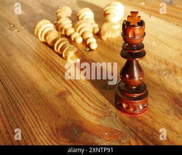 Eine Aufnahme von Schachfiguren auf dem Holz Oberfläche Stockfoto