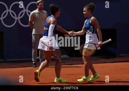 Paris, Frankreich. August 2024. Jasmine Paolini/Sara Errani aus Italien reagieren auf das Halbfinalspiel der Frauen zwischen Karolina Muchova/Linda Noskova aus der Tschechischen Republik und Jasmine Paolini/Sara Errani aus Italien bei den Olympischen Spielen 2024 in Paris, Frankreich, am 2. August 2024. Quelle: Gao Jing/Xinhua/Alamy Live News Stockfoto