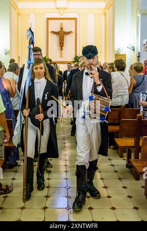 Käfermesse, Ritter in religiösen Feierlichkeiten, Pfarrkirche Sant Lluís, Menorca, Balearen, Spanien Stockfoto