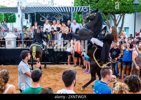 Traditioneller Pferdetanz „Jaleo“ aus dem 14. Jahrhundert, Festlichkeiten von Sant Lluís, Dorf Sant Lluís, Menorca, Balearen, Spanien Stockfoto