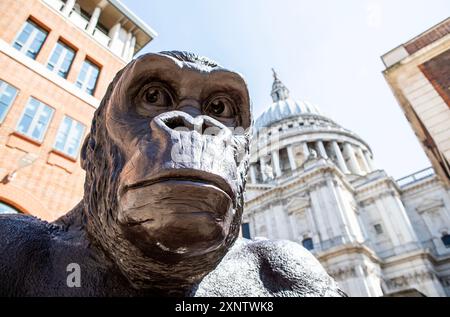 Gorilla-Statuen auf dem Paterrnosta Square London, Großbritannien Stockfoto