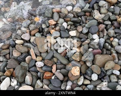 Natürlicher Hintergrund von Meereskieseln. Leerer Strand. Stockfoto