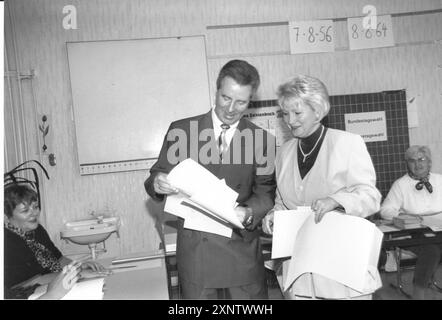 PDS-Bundestagskandidat Rolf Kutzmutz ging gemeinsam mit seiner Frau in die Flotowstraße. Bundestagswahl. Wahlen. Foto: MAZ/Christel Köster, 28.09.1998 [automatisierte Übersetzung] Stockfoto