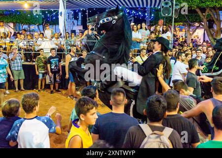 Traditioneller Pferdetanz „Jaleo“ aus dem 14. Jahrhundert, Festlichkeiten von Sant Lluís, Dorf Sant Lluís, Menorca, Balearen, Spanien Stockfoto