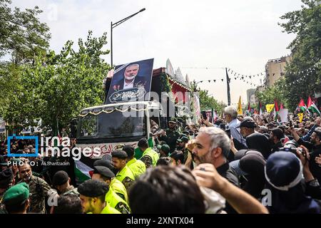 Teheran, Iran. August 2024. Die Iraner nehmen am Donnerstag, den 1. August 2024, in Teheran an einer Beerdigung des verstorbenen Hamas-Führers Ismail Haniyeh Teil, bevor er in Katar begraben wurde. Der Iran veranstaltete Beerdigungszüge mit Rache nach der Ermordung des politischen Häuptlings der Hamas Ismail Haniyeh in Teheran in einem Streik, der Israel beschuldigt wurde. Foto der Nachrichtenagentur Islamische Republik IRNA/UPI Credit: UPI/Alamy Live News Stockfoto