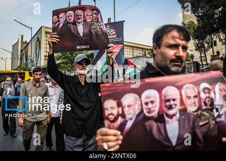 Teheran, Iran. August 2024. Die Iraner nehmen am Donnerstag, den 1. August 2024, in Teheran an einer Beerdigung des verstorbenen Hamas-Führers Ismail Haniyeh Teil, bevor er in Katar begraben wurde. Der Iran veranstaltete Beerdigungszüge mit Rache nach der Ermordung des politischen Häuptlings der Hamas Ismail Haniyeh in Teheran in einem Streik, der Israel beschuldigt wurde. Foto der Nachrichtenagentur Islamische Republik IRNA/UPI Credit: UPI/Alamy Live News Stockfoto