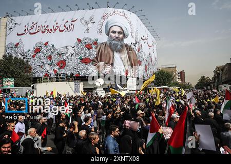 Teheran, Iran. August 2024. Die Iraner nehmen am Donnerstag, den 1. August 2024, in Teheran an einer Beerdigung des verstorbenen Hamas-Führers Ismail Haniyeh Teil, bevor er in Katar begraben wurde. Der Iran veranstaltete Beerdigungszüge mit Rache nach der Ermordung des politischen Häuptlings der Hamas Ismail Haniyeh in Teheran in einem Streik, der Israel beschuldigt wurde. Foto der Nachrichtenagentur Islamische Republik IRNA/UPI Credit: UPI/Alamy Live News Stockfoto