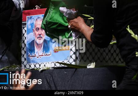 Teheran, Iran. August 2024. Die Iraner nehmen am Donnerstag, den 1. August 2024, in Teheran an einer Beerdigung des verstorbenen Hamas-Führers Ismail Haniyeh Teil, bevor er in Katar begraben wurde. Der Iran veranstaltete Beerdigungszüge mit Rache nach der Ermordung des politischen Häuptlings der Hamas Ismail Haniyeh in Teheran in einem Streik, der Israel beschuldigt wurde. Foto der Nachrichtenagentur Islamische Republik IRNA/UPI Credit: UPI/Alamy Live News Stockfoto