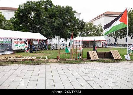 München, Deutschland. August 2024. Situation im Palästinenserlager in München am 2. August 2024. Gestern Abend hat ein 26-Jähriger das Protestlager angezündet. Der Sprecher spricht von einem wahrscheinlich rassistischen und rechtsextremen Angriff. (Foto: Alexander Pohl/SIPA USA) Credit: SIPA USA/Alamy Live News Stockfoto