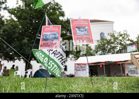 München, Deutschland. August 2024. Situation im Palästinenserlager in München am 2. August 2024. Gestern Abend hat ein 26-Jähriger das Protestlager angezündet. Der Sprecher spricht von einem wahrscheinlich rassistischen und rechtsextremen Angriff. (Foto: Alexander Pohl/SIPA USA) Credit: SIPA USA/Alamy Live News Stockfoto