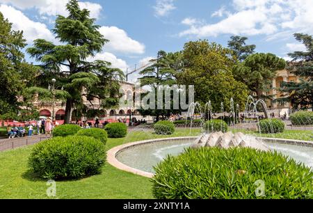 Piazza Bra mit dem römischen Amphitheater in Verona Stockfoto