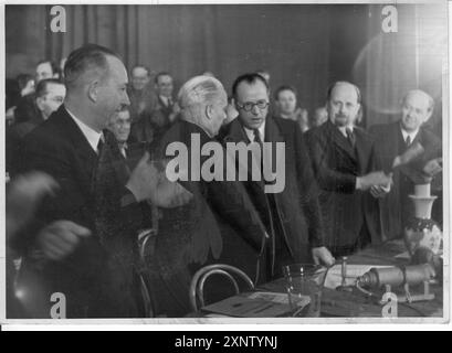 Vereinheitlichungsparteikonferenz von KPD und SPD zur Gründung der SED am 20.04.1946 in der Deutschen Staatsoper in Berlin. Symbolischer Handschlag zwischen Wilhelm Pieck (KPD) und Otto Grotewohl (SPD). Walter Ulbricht (2. Von rechts). Party. Gründung. Historisch. Foto: MAZ/Archive, 20.04.1946 [automatisierte Übersetzung] Stockfoto