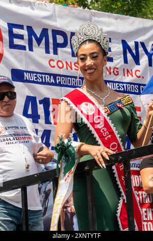 Die Teilnehmer marschieren am Sonntag, den 28. Juli 2024, in Jackson Heights in Queens in New York zur 6. Jährlichen Parade zum peruanischen Tag. (© Richard B. Levine) Stockfoto