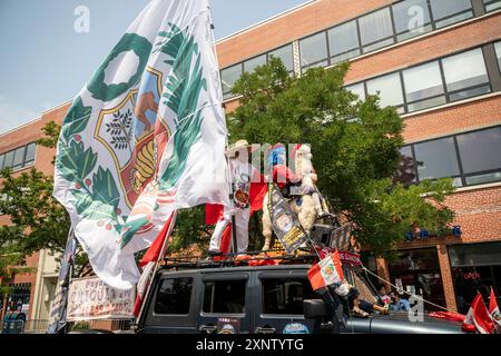 Die Teilnehmer marschieren am Sonntag, den 28. Juli 2024, in Jackson Heights in Queens in New York zur 6. Jährlichen Parade zum peruanischen Tag. (© Richard B. Levine) Stockfoto