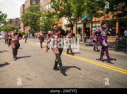 Die Teilnehmer marschieren am Sonntag, den 28. Juli 2024, in Jackson Heights in Queens in New York zur 6. Jährlichen Parade zum peruanischen Tag. (© Richard B. Levine) Stockfoto