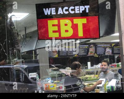 Ein Schild im Fenster eines Lebensmittelgeschäfts in Chelsea in New York gibt an, dass der 24-Stunden-Laden EBT-Mittel (Electronic Benefits Transfer) akzeptiert. Dies ist am Montag, den 29. Juli 2024 zu sehen. (© Richard B. Levine) Stockfoto