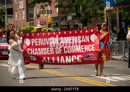 Die Teilnehmer marschieren am Sonntag, den 28. Juli 2024, in Jackson Heights in Queens in New York zur 6. Jährlichen Parade zum peruanischen Tag. (© Richard B. Levine) Stockfoto