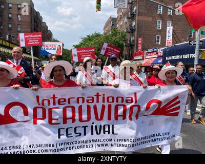 Der Bürgermeister von New York, Eric Adams, marschiert am Sonntag, den 28. Juli 2024, in Jackson Heights in Queens in New York zur 6. Jährlichen Parade zum peruanischen Tag. (© Frances M. roberts) Stockfoto