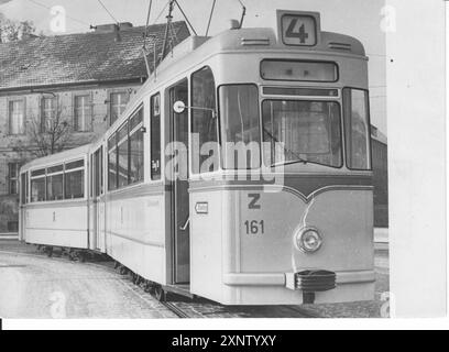 In Potsdam sind nun neue Straßenbahnwagen mit hoher Kapazität im Einsatz. Öffentliche Verkehrsmittel. Straßenverkehr. DDR. Historisch. Foto: MAZ/ Leon Schmidtke, 30.01.1962 [automatisierte Übersetzung] Stockfoto