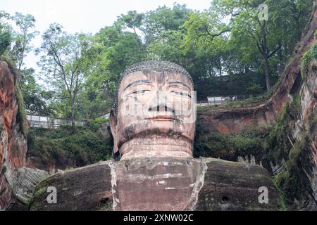 Die Nahaufnahme des riesigen Buddha von Leshan ist eine 71 Meter hohe Steinstatue und beliebte Touristenattraktion in der Provinz Sichuan, China Stockfoto