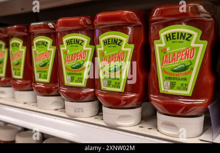 Flaschen mit Kraft Heinz Jalapeño aromatisierten Ketchup in einem Supermarkt in New York am Donnerstag, 25. Juli 2025. (© Richard B. Levine) Stockfoto