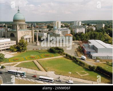 Blick auf den Alten Markt mit Nikolaikirche, Obelisken, altes Rathaus und rechts das Festzelt und die Blechdose des Hans Otto Theaters. Foto: MAZ/Archive, 08.10.1999 [automatisierte Übersetzung] Stockfoto
