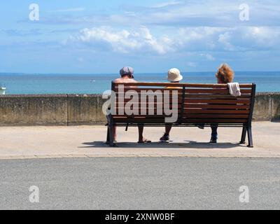 Frankreich, ältere Menschen ruhen auf einer Bank vor dem kleinen Strand von Godelins in Etables-sur-Mer, in der Gemeinde Binic in der Cotes d'Armor, entlang der GR34, dem berühmten Zollweg. BRETAGNE, BRETON, WESTFRANKREICH, LANDSCHAFT, MEER, MEER, STRAND, URLAUB, URLAUB, FREIZEIT, TOURISMUS, TOURIST, REISENDE, URLAUB, WANDERN, WANDERER , WANDERN, TREKKING, BESUCH, ZOLLWEG, KÜSTENWEG, WETTER, ALT, ALT, ALT, ALTE FRAU, GROSSMUTTER, Kredit: MHRC/Photo12 Stockfoto