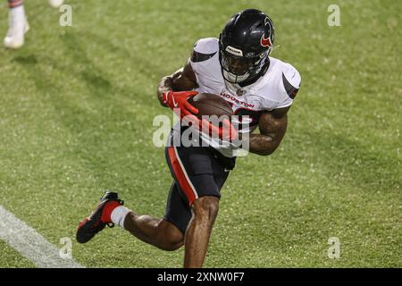 Donnerstag, 1. August 2024; Canton, Ohio, USA; Houston Texans Running Back Cam Akers (22) erhält einen Bildschirmpass während des Hall of Fame-Spiels gegen Th Stockfoto