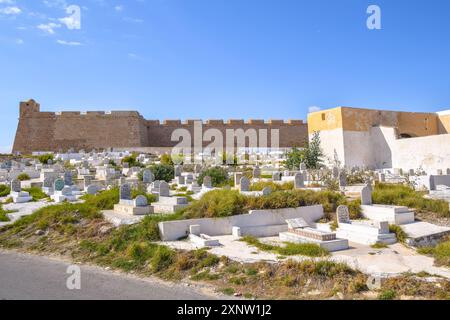 Borj El Kebir, eine osmanische Festung aus dem 16. Jahrhundert und Marin Friedhof in Mahdia, Tunesien. Stockfoto