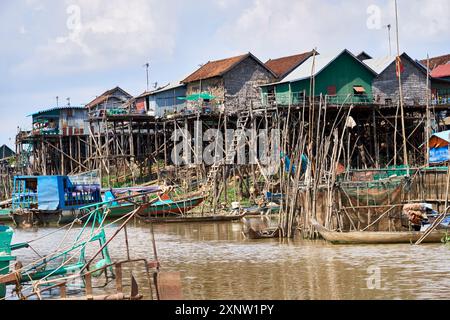 Traditionelle Pfahlhäuser, die entlang des Tonle SAP River in Kambodscha gebaut wurden und lokale Architektur und Lebensstil am Fluss zeigen. Stockfoto