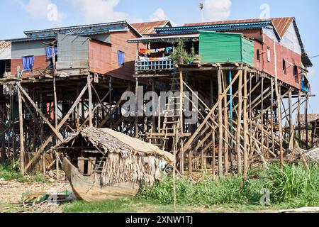 Traditionelle Holzpfahlhäuser am Tonle SAP Lake in Kambodscha mit einzigartiger Architektur und lokalem Lebensstil. Lebhafte Farben und erhöhte Struktur Stockfoto