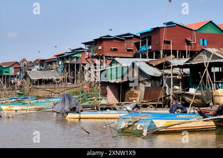 Stelzenhäuser am Tonle SAP River in Kambodscha mit traditioneller Architektur, lebhaften Farben und lokalem Leben am Wasser. Stockfoto