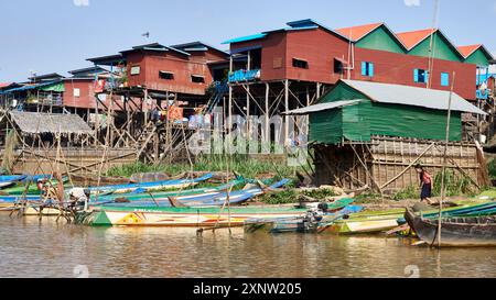 Farbenfrohe Pfahlhäuser und Fischerboote säumen das Ufer des Tonle SAP Lake in Kambodscha und zeigen die lebendige lokale Kultur und traditionelle Architektur Stockfoto