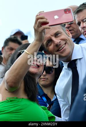 Paris, Frankreich. August 2024. Der französische Präsident Emmanuel Macron posiert für ein Selfie mit einer unbekannten Frau, während er am Freitag, den 2. August 2024, in Paris beim Finale der Olympischen Spiele 2024 teilnimmt. Die Spiele der XXXIII. Olympiade finden vom 26. Juli bis 11. August in Paris statt. Die belgische Delegation zählt 165 Athleten, die in 21 Sportarten antreten. BELGA FOTO DIRK WAEM Credit: Belga News Agency/Alamy Live News Stockfoto