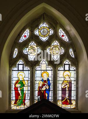 Buntglasfenster in der St. Botolph Church auf dem Gelände von Lullingstone Castle, Eynsford, Kent, England Stockfoto