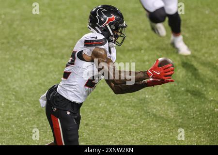 Donnerstag, 1. August 2024; Canton, Ohio, USA; Houston Texans Running Back Cam Akers (22) erhält einen Bildschirmpass während des Hall of Fame-Spiels gegen Th Stockfoto