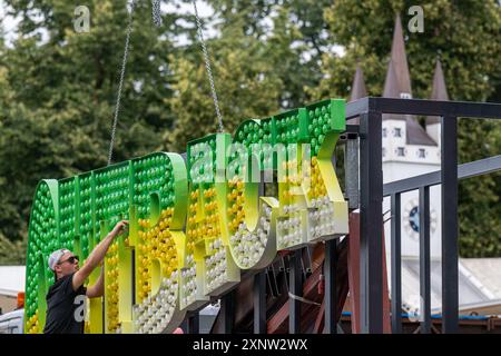 Straubing, Deutschland. August 2024. Ein Mann arbeitet auf dem Gelände des Gäubodenvolksfestes. Die Bauarbeiten auf dem Festspielgelände in der niederbayerischen Stadt schreiten voran. Das Volksfest findet vom 9. Bis 19. August statt. Quelle: Armin Weigel/dpa/Alamy Live News Stockfoto