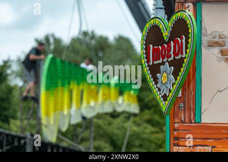 Straubing, Deutschland. August 2024. „I mog Di“ steht auf einem Schild an einem Stand auf dem Gelände des Gäubodenvolksfestes. Die Arbeiten auf dem Festspielgelände in der niederbayerischen Stadt schreiten voran. Das Volksfest findet vom 9. Bis 19. August statt. Quelle: Armin Weigel/dpa/Alamy Live News Stockfoto