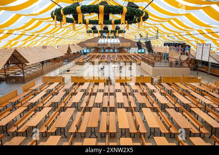 Straubing, Deutschland. August 2024. Ein Mann arbeitet auf dem Gelände des Gäubodenvolksfestes. Die Bauarbeiten auf dem Festspielgelände in der niederbayerischen Stadt schreiten voran. Das Volksfest findet vom 9. Bis 19. August statt. Quelle: Armin Weigel/dpa/Alamy Live News Stockfoto